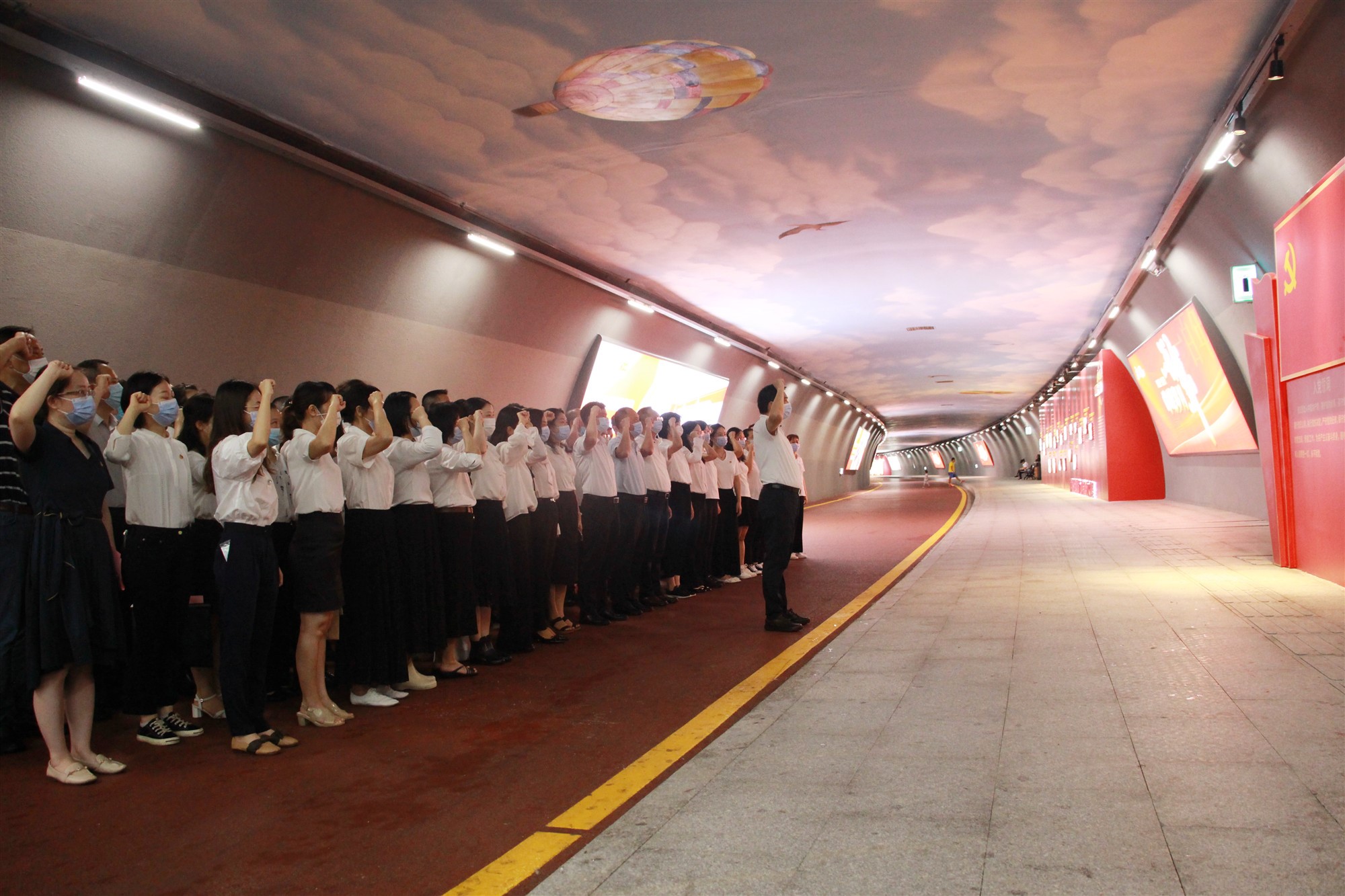 穿越红色长廊 追寻百年足迹——珠海市财政局赴“永远跟党走——珠海千米红色长廊”特展开展现场教学